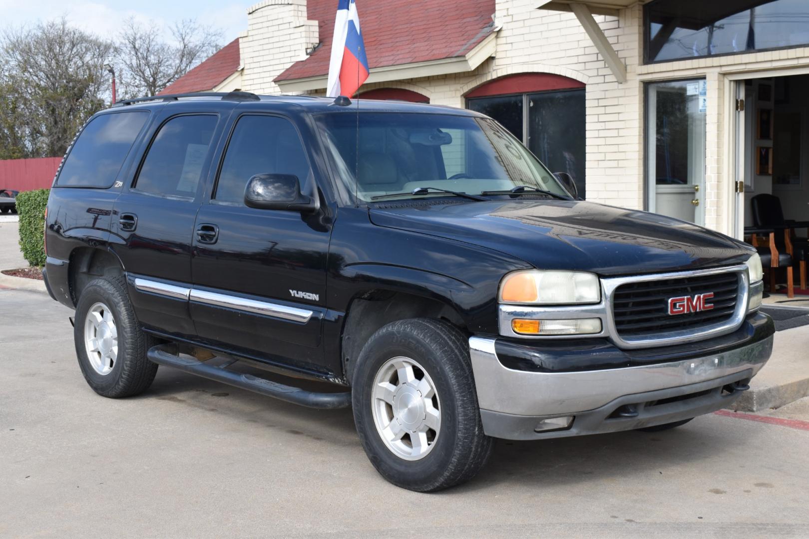 2004 Black /Tan GMC Yukon (1GKEK13Z64R) , located at 5925 E. BELKNAP ST., HALTOM CITY, TX, 76117, (817) 834-4222, 32.803799, -97.259003 - Buying a 2004 GMC Yukon 4WD can offer several benefits, including: Versatility: The GMC Yukon is known for its versatility, offering ample passenger seating and cargo space. The 4WD capability enhances its ability to handle various road conditions, making it suitable for both urban and off-road dri - Photo#5